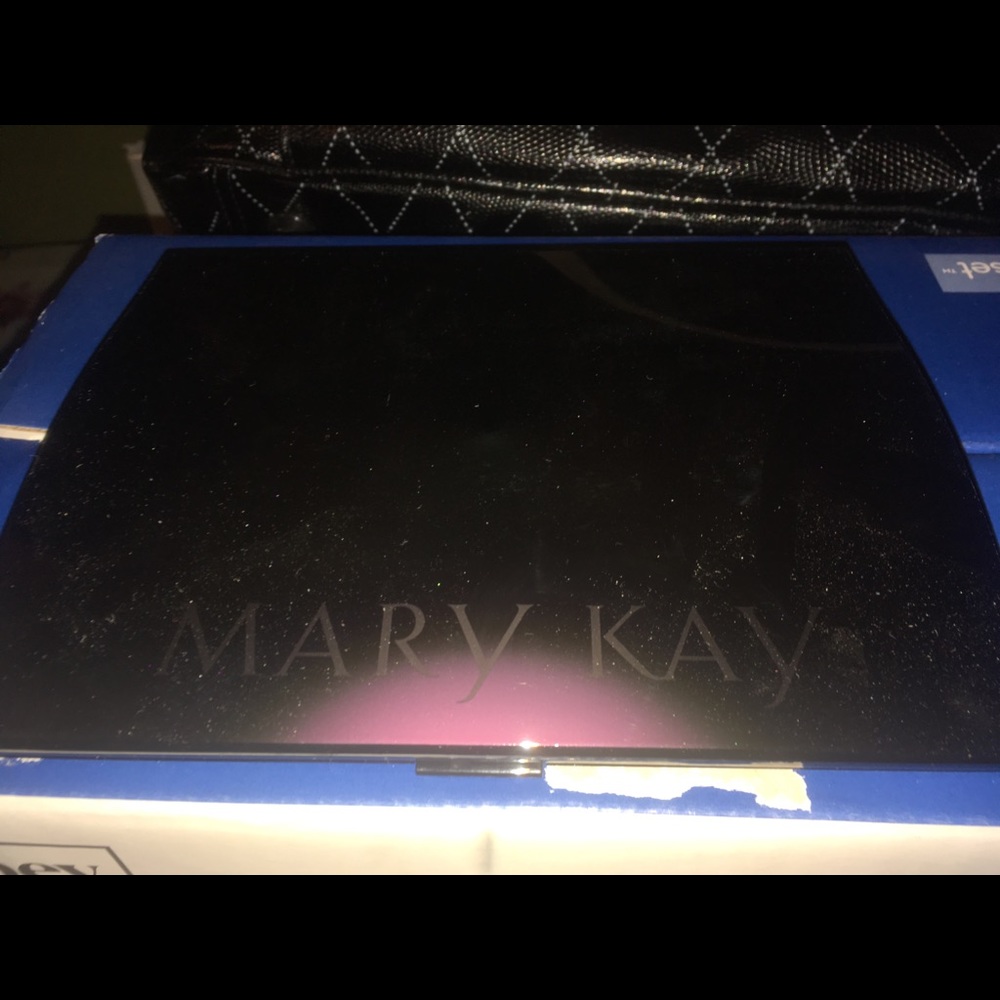 Mary Kay large compact